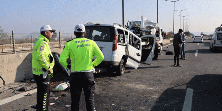 Ters yönde giden araç 3 kişiyi canından etti