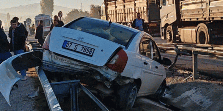 Burdur’da otomobil refüje çıktı, 6 yaralı