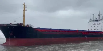 Hopa’da kuru yük gemisi karaya oturdu