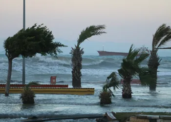 İskenderun Körfezi’nde denizle kara birleşti