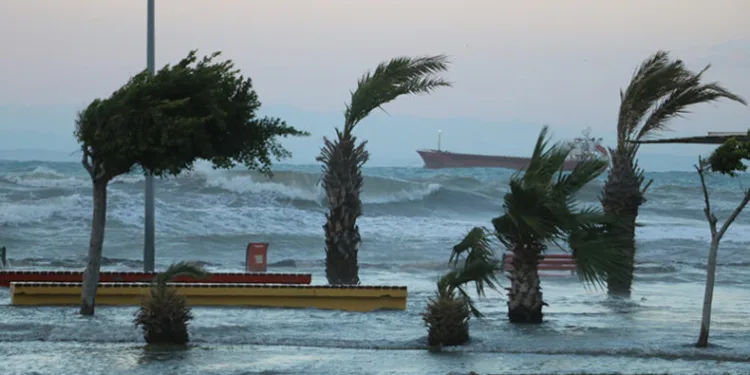 İskenderun Körfezi’nde denizle kara birleşti