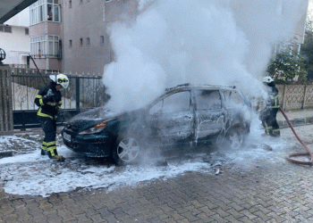 Kırklareli’de park halindeki otomobil alev aldı