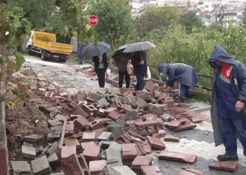 Sağanak yağış nedeniyle bahçe duvarı çöktü
