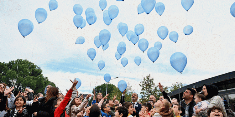 Bursa’da mavi balonlar Filistinli çocuklar için uçtu