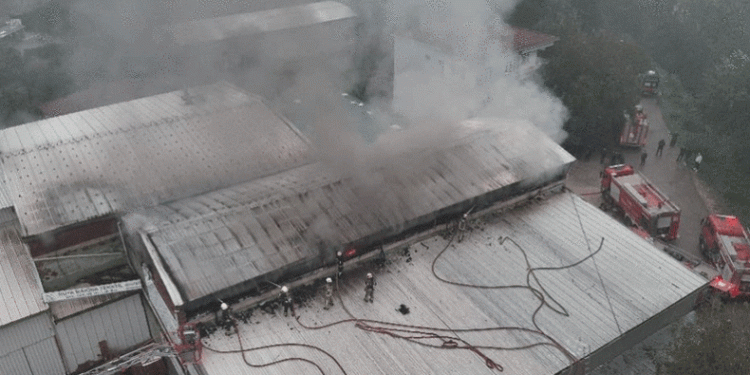 Bursa’da sünger imalat tesisi alev alev yandı