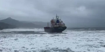 Hopa’da kuru yük gemisi karaya oturdu