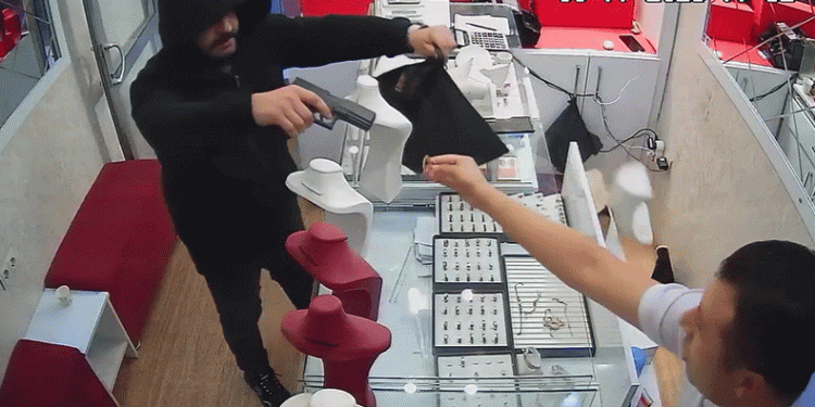Adana’da kuyumcuyu soydu, kaçarken kendini vurdu