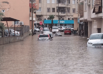 Mersin’de yağış yolları göle çevirdi