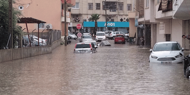 Mersin’de yağış yolları göle çevirdi
