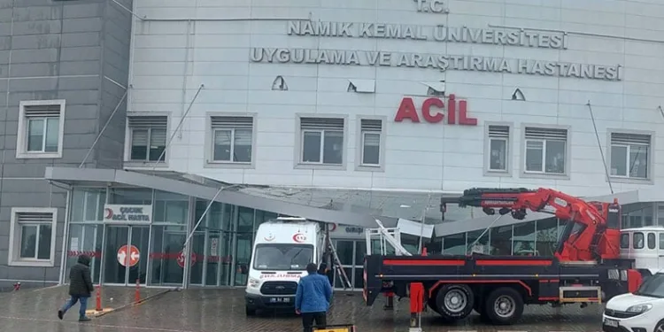 Hastane girişi ambulansın üzerine çöktü
