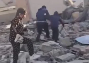 Gazze’de çocuklar cami enkazından Kur’an sayfalarını topluyor