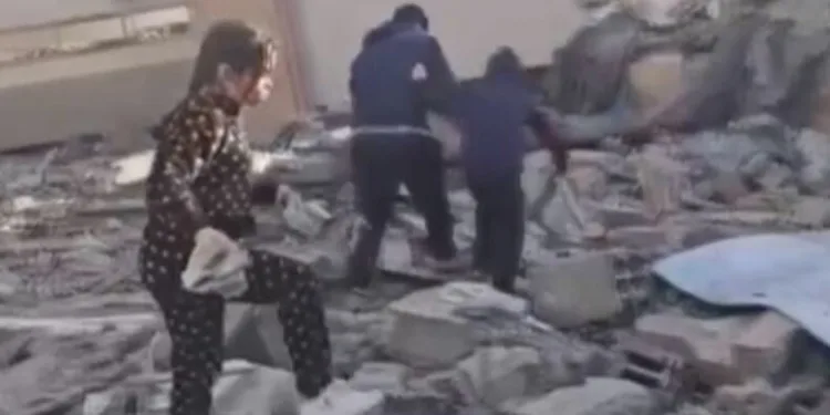 Gazze’de çocuklar cami enkazından Kur’an sayfalarını topluyor