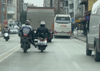 Bozulan motosikleti ayağıyla ittirerek götürdü