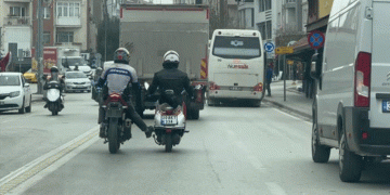 Bozulan motosikleti ayağıyla ittirerek götürdü