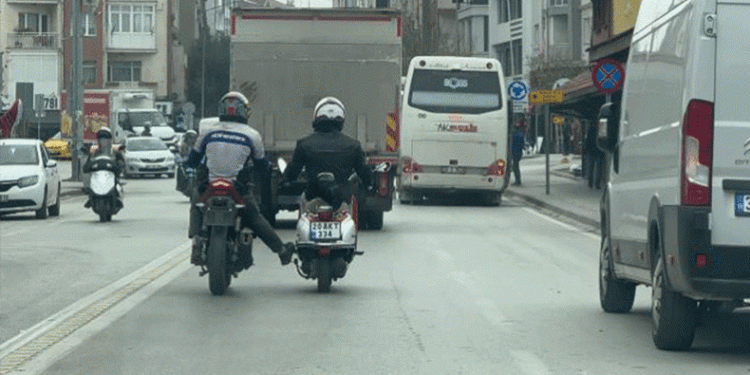 Bozulan motosikleti ayağıyla ittirerek götürdü