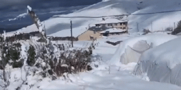 Ağrı’da köyler kar altında