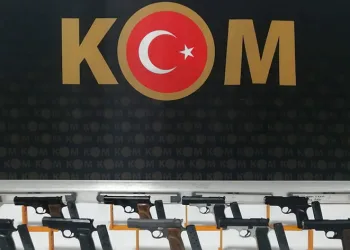 Durdurulan araçtan 9 tabanca çıktı