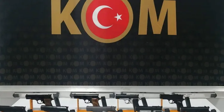 Durdurulan araçtan 9 tabanca çıktı