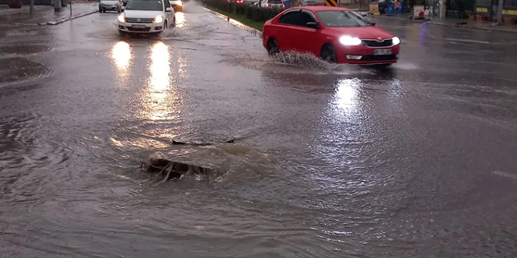 Çorlu’da şiddetli sağanak felç etti