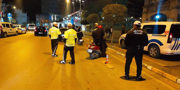 Polis ekipleri bin 549 şahsa kimlik kontrolü yaptı