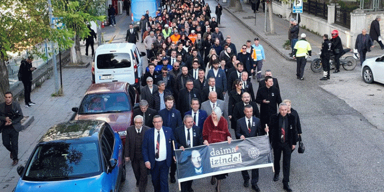 Belediye çalışanları Ata’sına yürüdü