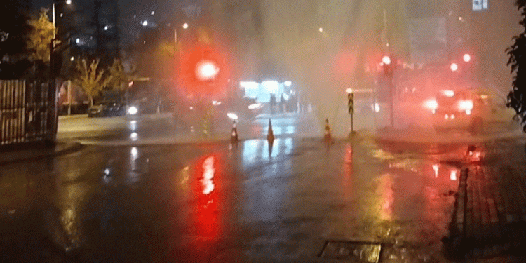Kadıköy’de su borusu patladı