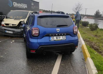 Ters yönden gelen araç dehşet saçtı: 8 yaralı