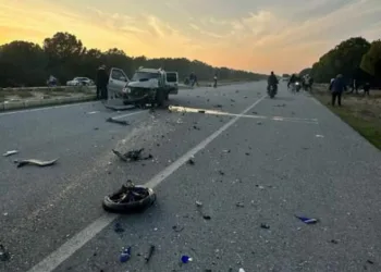 Pikap ile motosiklet kafa kafaya çarpıştı