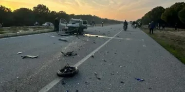 Pikap ile motosiklet kafa kafaya çarpıştı