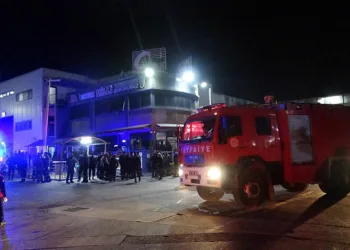 Lastik fabrikasında yangın: 8 işçi dumandan etkilendi
