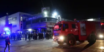 Lastik fabrikasında yangın: 8 işçi dumandan etkilendi