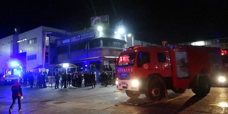 Lastik fabrikasında yangın: 8 işçi dumandan etkilendi