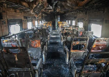 Bangladeş’te tren vagonları ateşe verildi