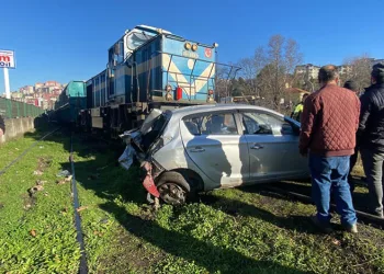 Tren otomobile çarpıp 30 metre sürükledi