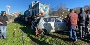 Tren otomobile çarpıp 30 metre sürükledi