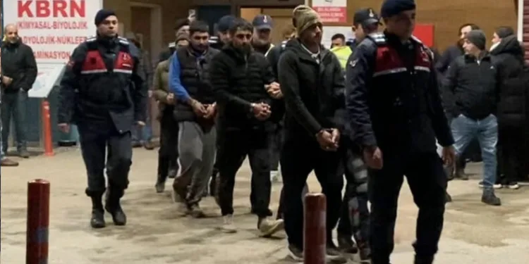 Jandarmanın durdurduğu 4 kişi kaçak göçmen çıktı