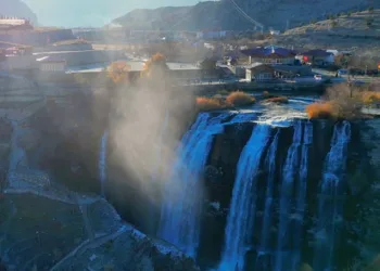 Tortum Şelalesi’nde kış güzelliği