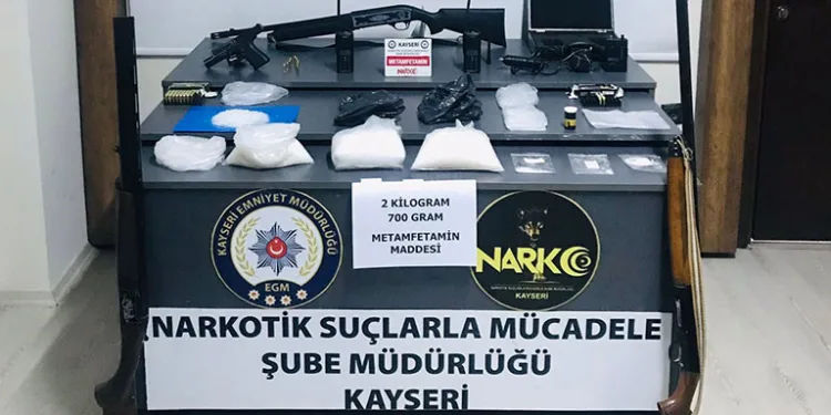 Kayseri’de uyuşturucu tacirlerine suçüstü