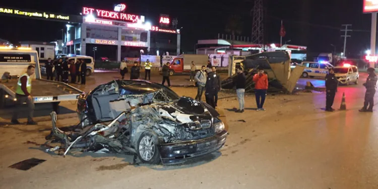 Adana’da otomobil ile kamyonet çarpıştı: 1 ölü, 3 yaralı