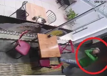 Bursa’da dükkanın kapısını görmedi, kafasını çarptı