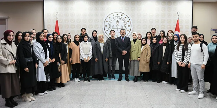 Bakan Tekin, BUÜ’lü öğrencileri ağırladı