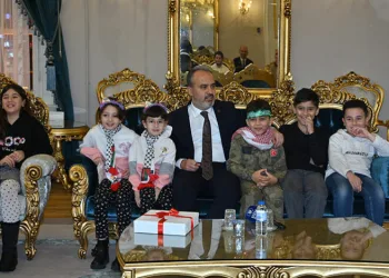 Filistinli çocuklardan Alinur Aktaş’a ziyaret