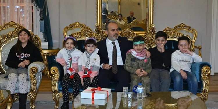 Filistinli çocuklardan Alinur Aktaş’a ziyaret