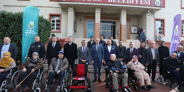 Engelli vatandaşlara akülü araçları teslim edildi