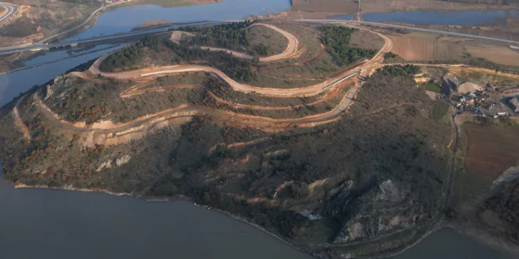 Millet bahçesinde yol yapım çalışmaları sürüyor