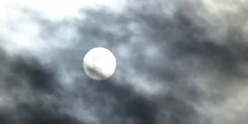 Güneş, bulutların arasından mercek gibi göründü