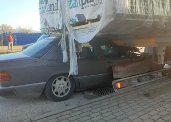 Bursa’da otomobil tıra arkadan çarptı