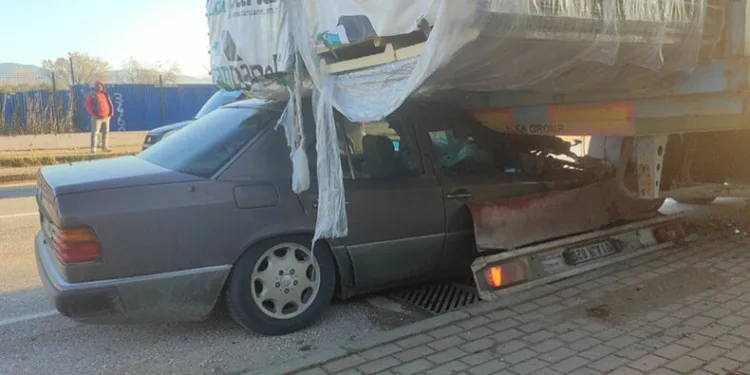 Bursa’da otomobil tıra arkadan çarptı
