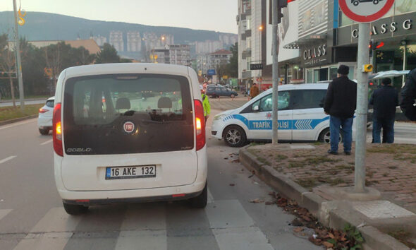 Bursa'da motosiklet hafif ticari araçla çarpıştı: 2 yaralı