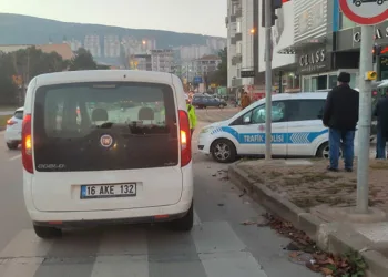Bursa’da motosiklet hafif ticari araçla çarpıştı: 2 yaralı